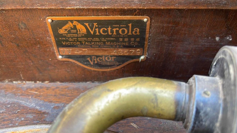 Photo 3 of ANTIQUE VICTROLA