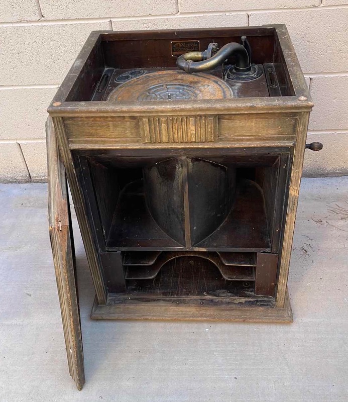 Photo 7 of ANTIQUE VICTROLA