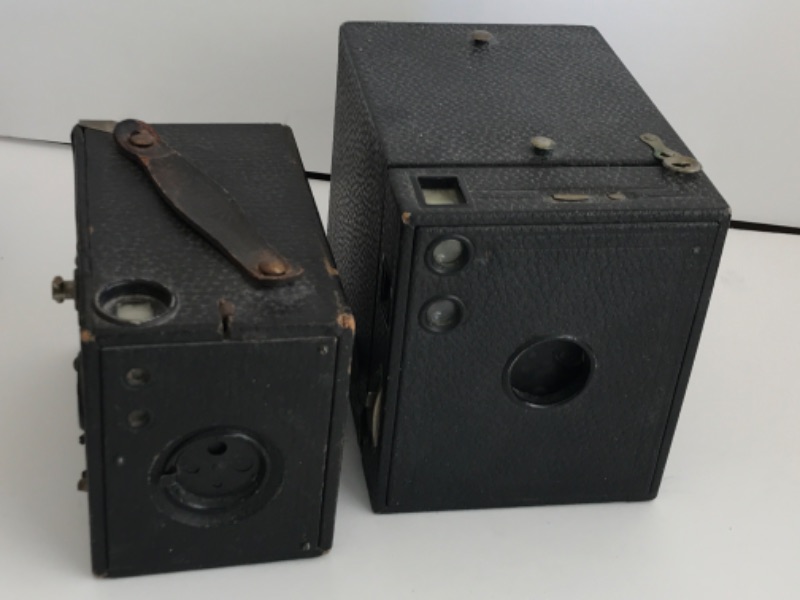 Photo 2 of EARLY KODAK EASTMAN CARTRIDGE BROWNIE MODEL 2C 130 FILM BOX CAMERA