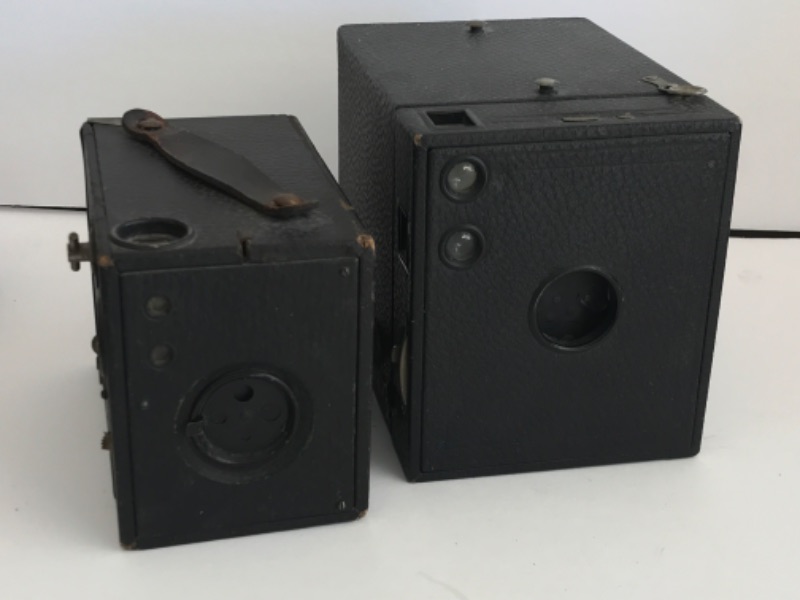 Photo 1 of EARLY KODAK EASTMAN CARTRIDGE BROWNIE MODEL 2C 130 FILM BOX CAMERA