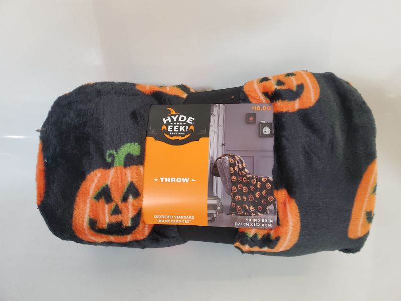 Photo 1 of HYDE AND EEK BOUTIQUE HALLOWEEN PUMPKIN THROW BLANKET 50" X60"