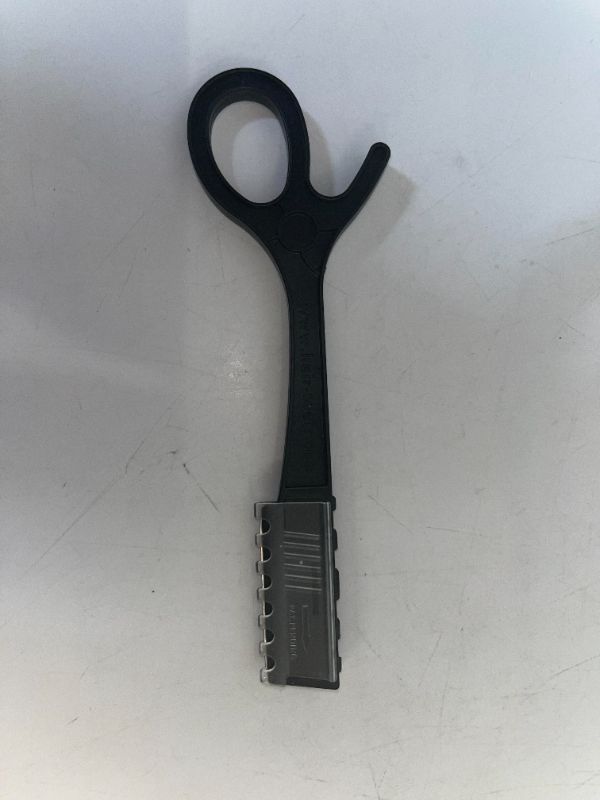 Photo 5 of 100 COUNT SHARP TITANIUM DISPOSABLE RAZOR FOR CUTTING, THINNING AND TRIMMING  