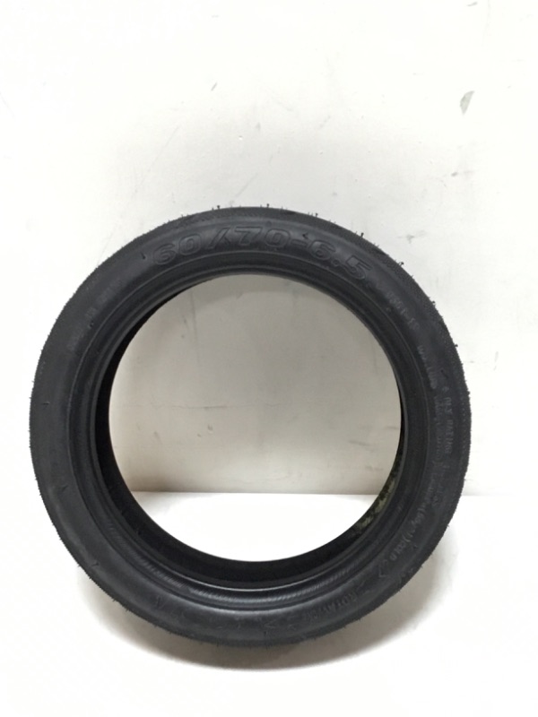 Photo 1 of Electric Scooter Rubber Tires, 60/70?6.5 Electric Scooter Vacuum Outer Tires Stable Structure Electric Scooter Non Pneumatic Tires Electric Car Scooter Supplies 60/70-6.5 Scooter Tire
