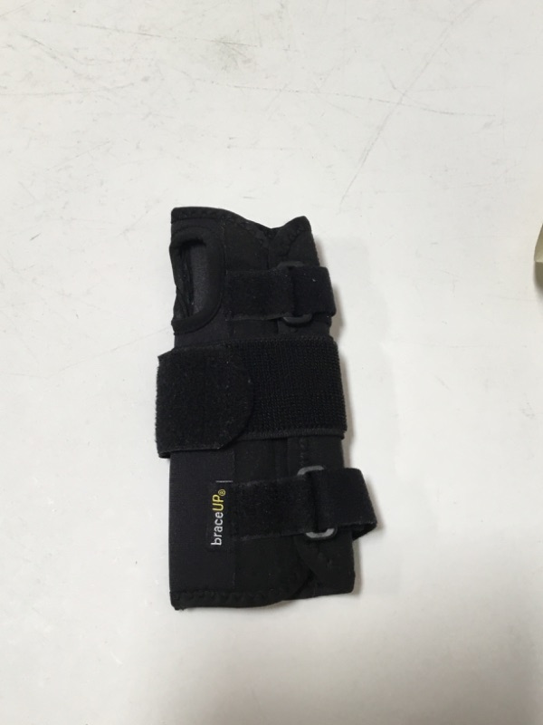 Photo 2 of BraceUP Carpal Tunnel Wrist Brace for Men and Women - Metal Wrist Splint for Hand and Wrist Support and Tendonitis Arthritis Pain Relief
