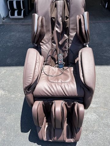 Photo 2 of IQ SKYLINE SUPREME MASSAGE CHAIR (OPEN BOX) BROWN SOME COSMETIC DAMAGES