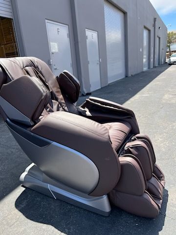 Photo 3 of IQ SKYLINE SUPREME MASSAGE CHAIR (OPEN BOX) BROWN