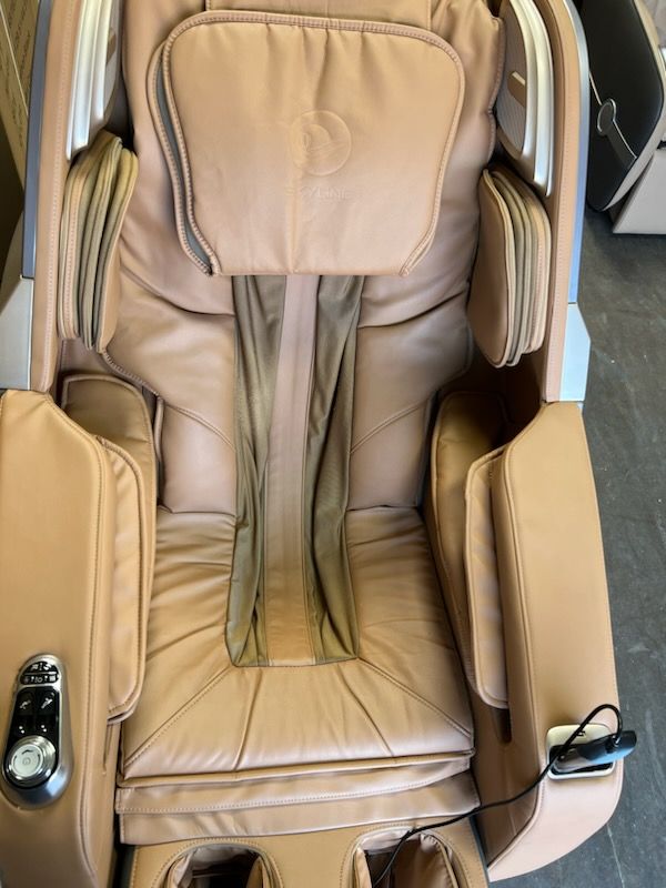 Photo 4 of IQ SKYLINE MAGNIFICENCE MASSAGE CHAIR OPEN BOX W COSMETIC DAMAGE