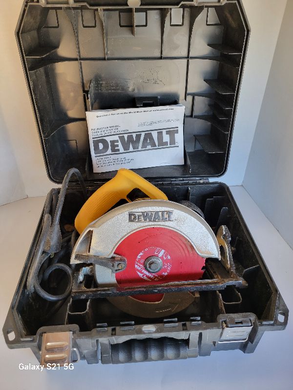 Photo 2 of DEWALT DW369 7 1/4" CIRCULAR SAW