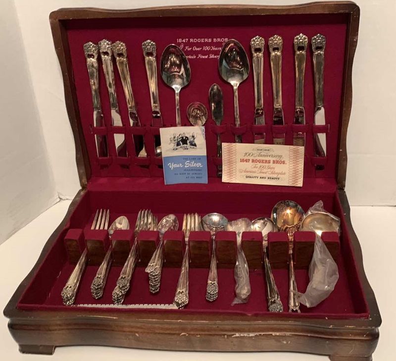 Photo 1 of 1847 ROGERS BROTHERS ETERNALLY YOURS SILVER PLATED SET IN CASE