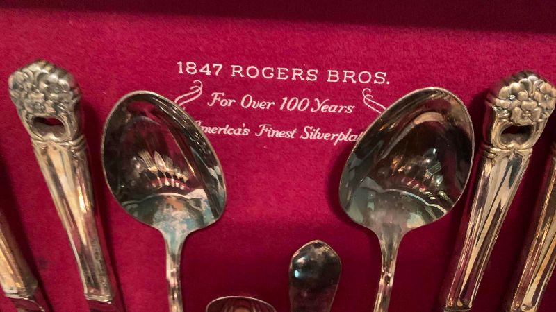 Photo 2 of 1847 ROGERS BROTHERS ETERNALLY YOURS SILVER PLATED SET IN CASE