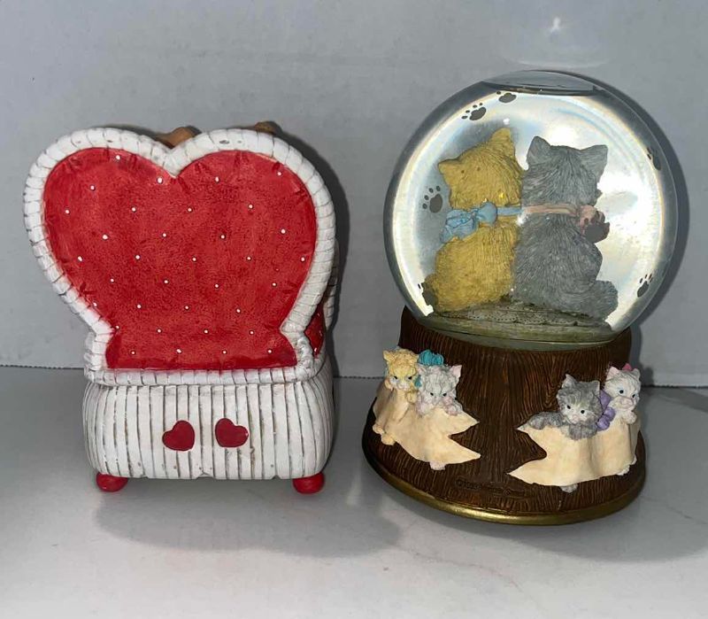 Photo 1 of “THE MUSIC BOX COMPANY” SNOW GLOB AND BEAR STATUE