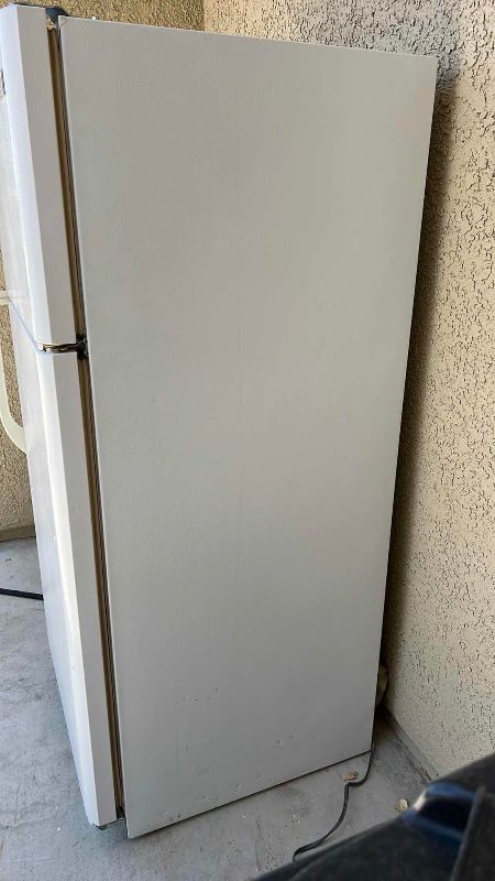 Photo 1 of FRIGIDAIRE REFRIGERATOR LFTR1814LWA