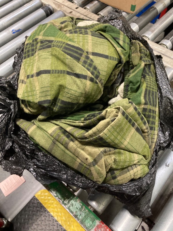 Photo 3 of ** USED AND DIRTY *** Ruvanti 100% Cotton 4 Pcs Flannel Sheets Green and Grey Plaid Full Sheets