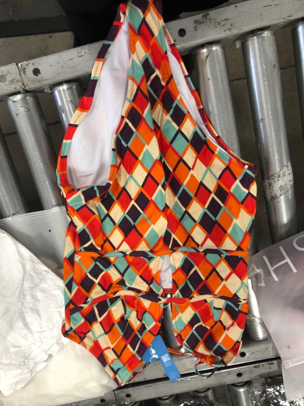 Photo 2 of Cupshe Geometric Print Plunging Neckline One Piece Swimsuit SIZE L
 
