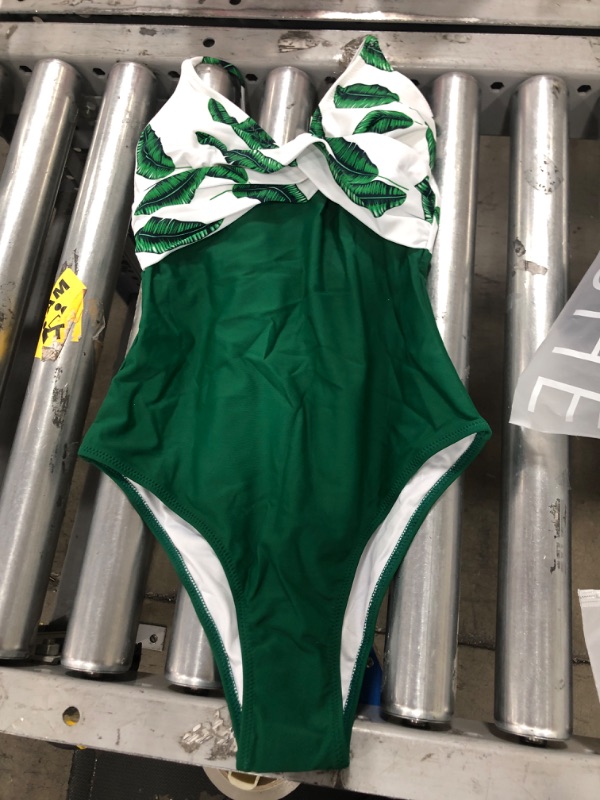 Photo 2 of CUPSHE Banana Leaf Twist-Front One Piece Swimsuit
SIZE XS