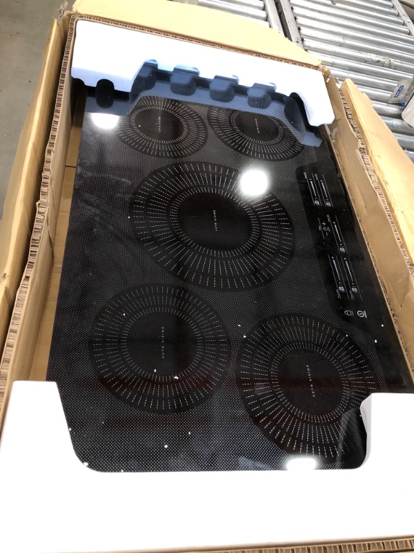 Photo 2 of ***PARTS ONLY*** FRIGIDAIRE FGIC3666TB Gallery 36" Electric Induction Cooktop, Built-in 5-Burner, Vitroceramic Glass, Black
