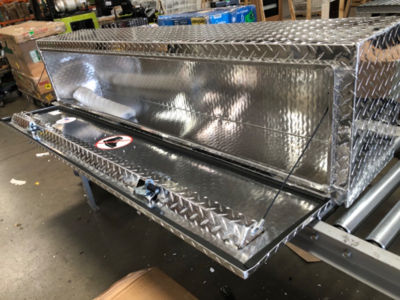 Photo 5 of (DAMAGED)
Lund 8172T 72-Inch Aluminum Top Mount Truck Tool Box, Diamond Plated, Silver