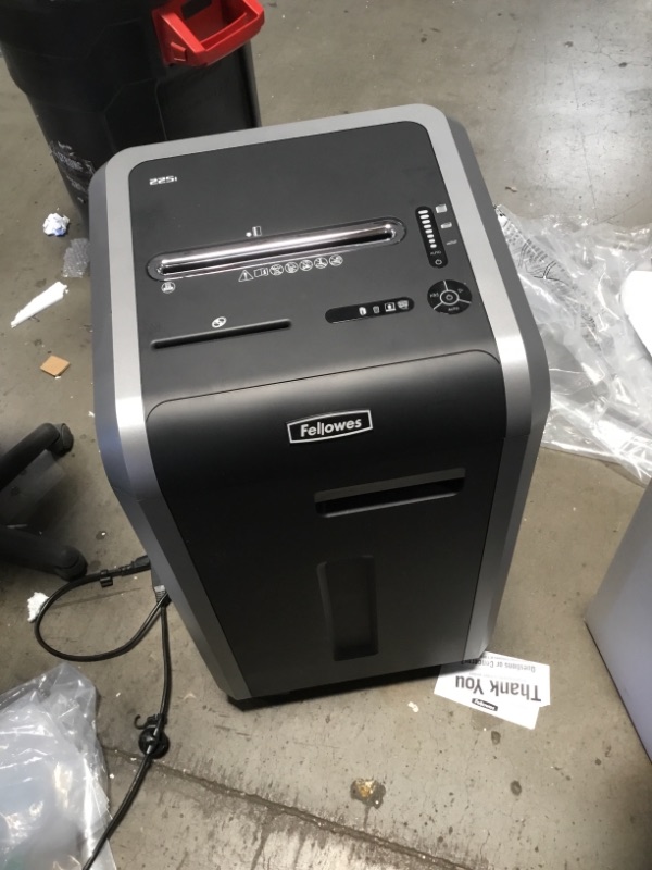 Photo 2 of Fellowes Powershred 225i 100% Jam Proof 20-Sheet Strip-Cut Shredder (3322001)
***WON'T SHRED PAPER***