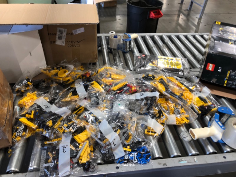 Photo 2 of LEGO Technic App-Controlled Cat D11 Bulldozer 42131 (3,854 Pieces)
