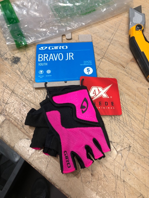 Photo 2 of Bravo JR Gloves - Kids'
SIZE S -4