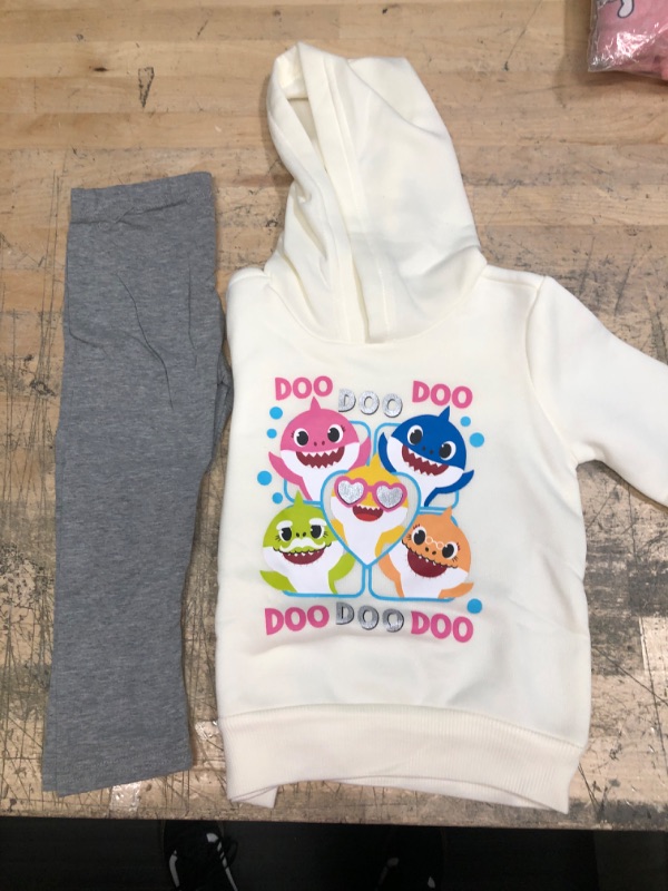 Photo 2 of Nickelodeon Girl's 2-Piece Baby Shark Pullover Hoodie and Legging Set
SIZE 18M