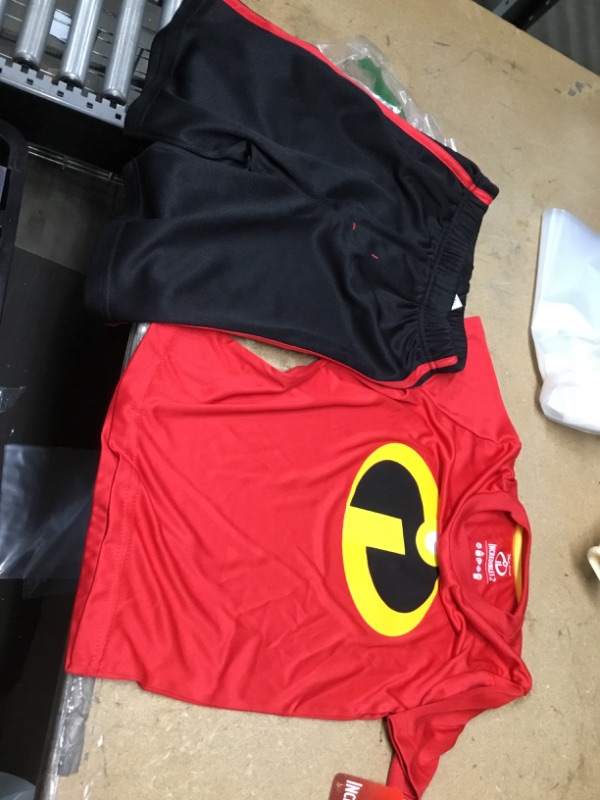 Photo 1 of Disney Boy's 2-Piece Incredibles Tee Shirt and Taped Short Set SHIRT SIZE 6/ SHORTS 8
