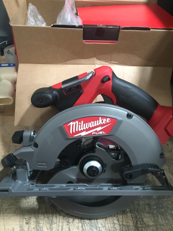 Photo 2 of Milwaukee
M18 FUEL 18-Volt Lithium-Ion Brushless Cordless 6-1/2 in. Circular Saw (Tool-Only)