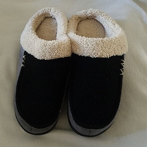 Photo 1 of LONG BAY SLIPPERS SIZE LARGE