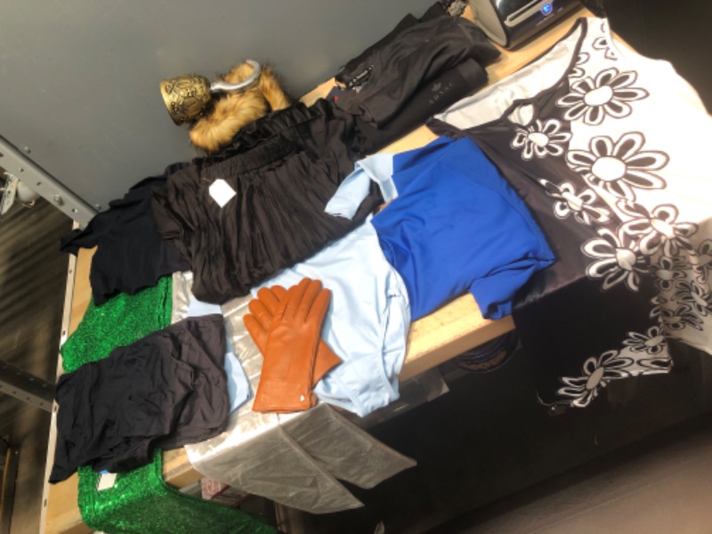 Photo 1 of BUNDLE OF MEN AND WOMENS CLOTHING**ASSORTED SIZES 