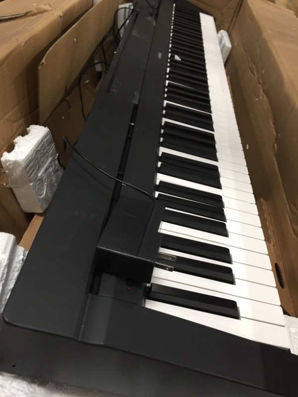 Photo 2 of **MINOR DAMAGE** YAMAHA P71 88-Key Weighted Action Digital Piano with Sustain Pedal and Power Supply (Amazon-Exclusive)
