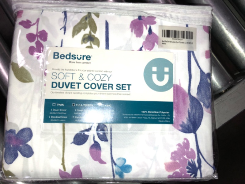 Photo 2 of Bedsure Printed Floral Duvet Cover Set Queen/Full Size White Soft Hypoallergenic Duvet Cover 3 Piece Bedding Set (1 duvet cover + 2 pillow shams)
