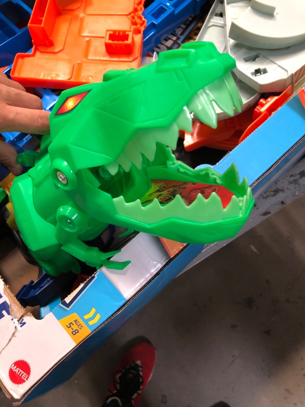 Photo 2 of Hot Wheels City Robo T-Rex Ultimate Garage, Multi-level Multi-Play Mode