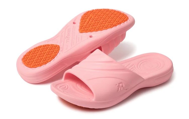 Photo 1 of Kenroll  Luminous Anti-slip Slippers, Size 7/8