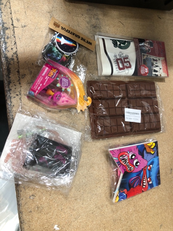 Photo 1 of **NO RETURNS/REFUNDS** - Bundle of miscellaneous items