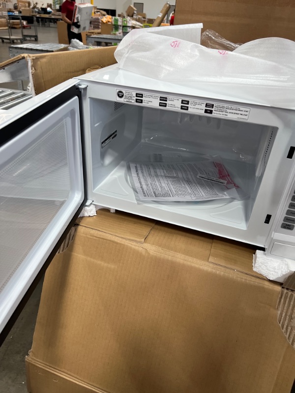 Photo 2 of 1.4 cu. ft. Countertop Microwave in White
