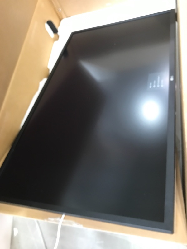 Photo 1 of LG 32UL500-W 31.5 Inch UHD (3840 x 2160) VA Display with AMD FreeSync, DCI-P3 95% Color Gamut and HDR 10 Compatibility - Silver/White