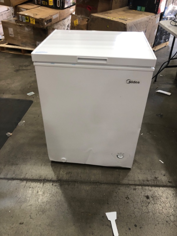 Photo 10 of (MULTIPLE DENTS)
Midea MRC050S0AWW Chest Freezer, 5.0 Cubic Feet, White