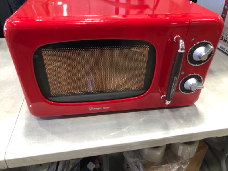 Photo 3 of (DENTED)
Magic Chef RA50849 0.7 Cu. Ft. 700W Retro Microwave; Red
