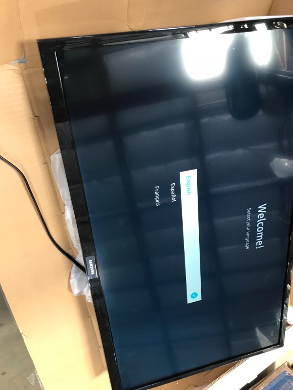 Photo 2 of Samsung 32" Class N5300 Smart Full HD TV in Glossy Black (2018)
