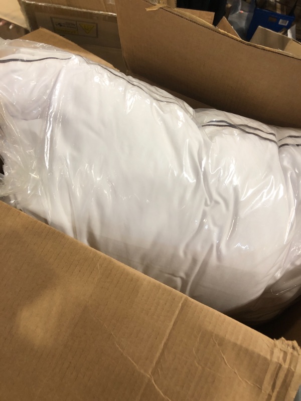 Photo 2 of ***** only one** HYVIF Luxury White Goose Down Pillows Standard Size - 750+ Fill Power - 480 Thread Count 100% Cotton Shell - Soft and Support Down Bed Pillow for Back, Side, Stomach Sleepers -Pack of 1 (20 x 26”)