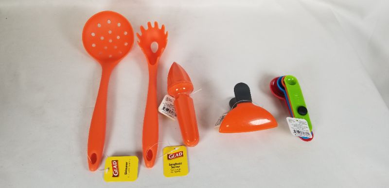 Photo 1 of 5 PIECE KITCHEN SET ORANGE SKIMMER SPAGHETTI SERVER CITRUS REAMER MAGNETIC BAG CLIP 4 PIECE MEASURING SPOONS NEW