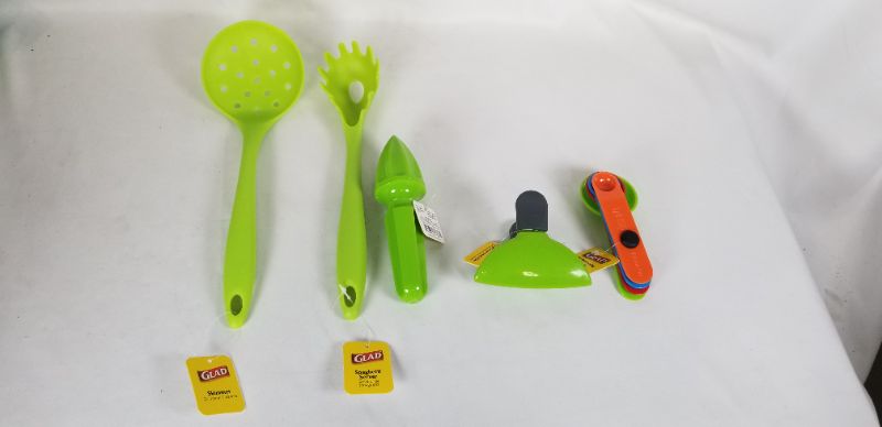Photo 1 of 5 PIECE KITCHEN SET GREEN SKIMMER SPAGHETTI SERVER CITRUS REAMER MAGNETIC BAG CLIP 4 PIECE MEASURING SPOONS NEW