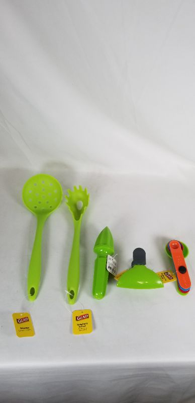 Photo 2 of 5 PIECE KITCHEN SET GREEN SKIMMER SPAGHETTI SERVER CITRUS REAMER MAGNETIC BAG CLIP 4 PIECE MEASURING SPOONS NEW