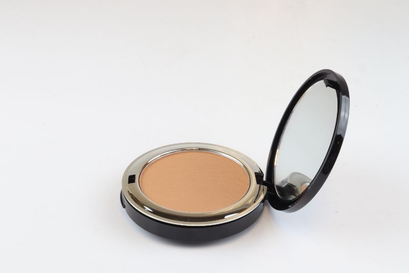 Photo 2 of 5 IN 1 MINERAL COMPACT FOUNDATION USED AS CONCEALER FINISHING POWDER OR SETTING POWDER FULL COVERAGE THAT IS NOT PATCHY OR CAKEY SPF 15 NOURISHES SKIN JOJOBA OIL MICA ZINC OXIDES AND HONEYSUCKLE FLOWER EXTRACT NEW