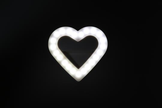 Photo 3 of GABBAGOODS HEART PHONE CLIP ON LIGHT TO BRIGHTEN EVERY PHOTO NEW 