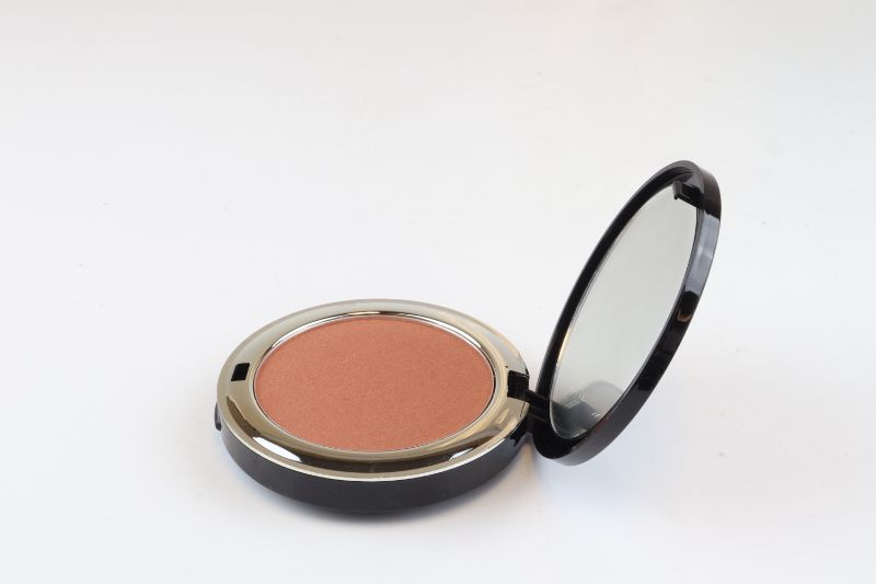 Photo 2 of KISSES COMPACT MINERAL BRONZER SILKY SMOOTH POWDER ADDS HEALTHY SUN KISSED GLOW TO ANY COMPLEXION TALC PARABEN SULFATES SYNTHETIC DYES NUTS AND GLUTEN FREE NEW