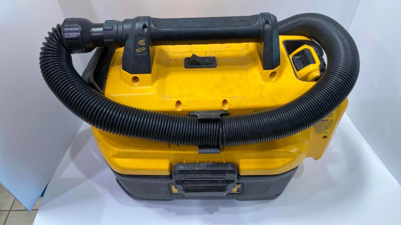 Photo 1 of DEWALT VACUUM 2GAL WITH BATTERY