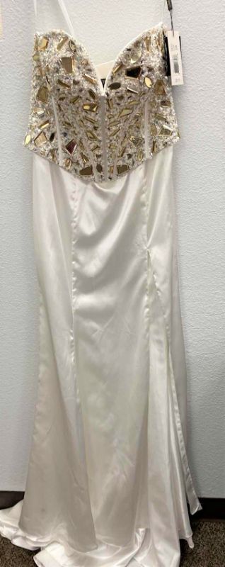 Photo 1 of NWT WOMEN’S SIZE 10 TERANI EVENING GOWN 