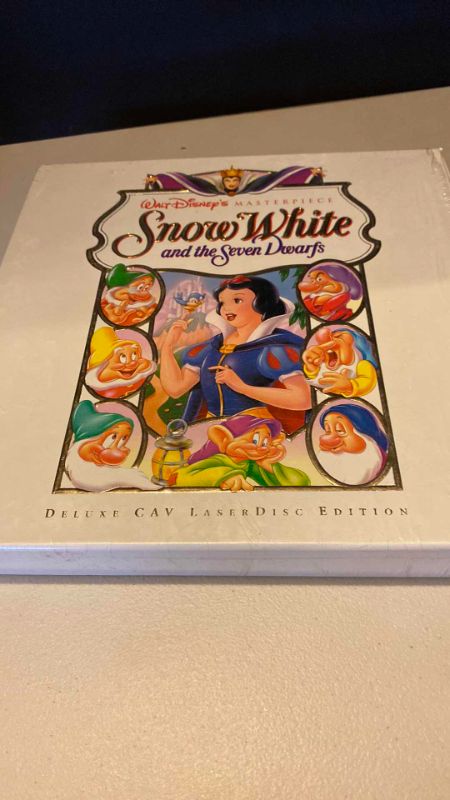 Photo 2 of WALT DISNEY MASTERPIECE SNOW WHITE AND THE SEVEN DWARFS DELUXE CAV LASERDISC EDITION