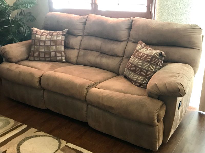 Photo 3 of MICROFIBER MANUAL RECLINING SOFA 
MATCHING LOVESEAT IN THIS AUCTION 